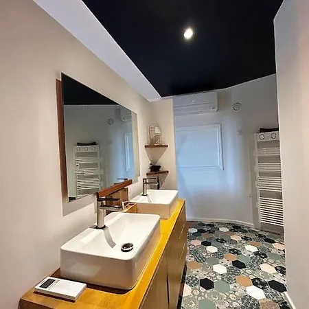 La Suite Avec Jacuzzi Saint-Martin-de-Londres Exterior photo