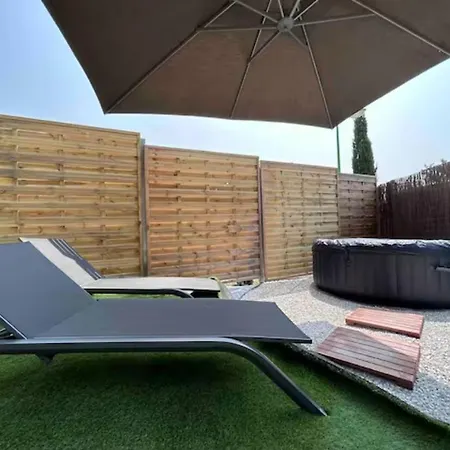 La Suite Avec Jacuzzi Saint-Martin-de-Londres Exterior photo